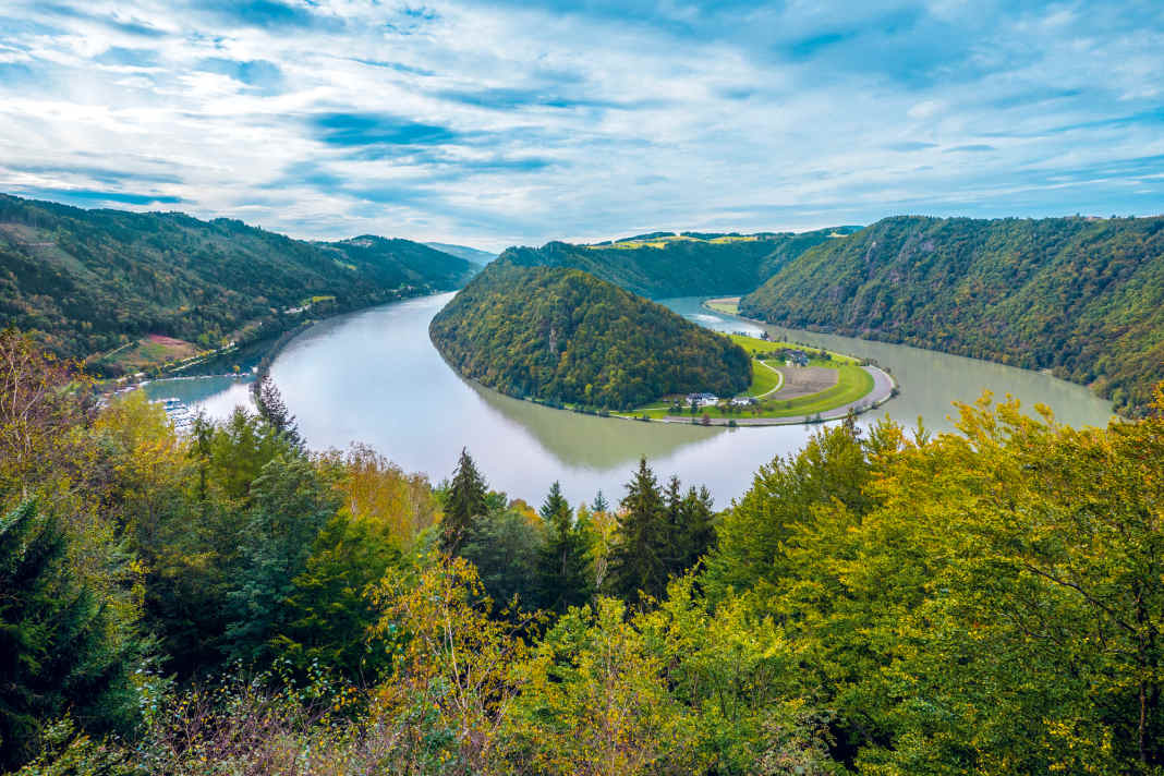 Direkt an der Schlögener Schlinge liegt  die Freizeitanlage Schlögen samt ihrem wunderbaren Yachthafen mit perfektem Service und grundsoliden Betonstegen
