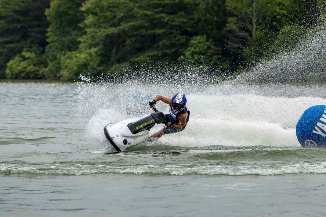 Round the buoys at top speed - no problem with the SuperJet