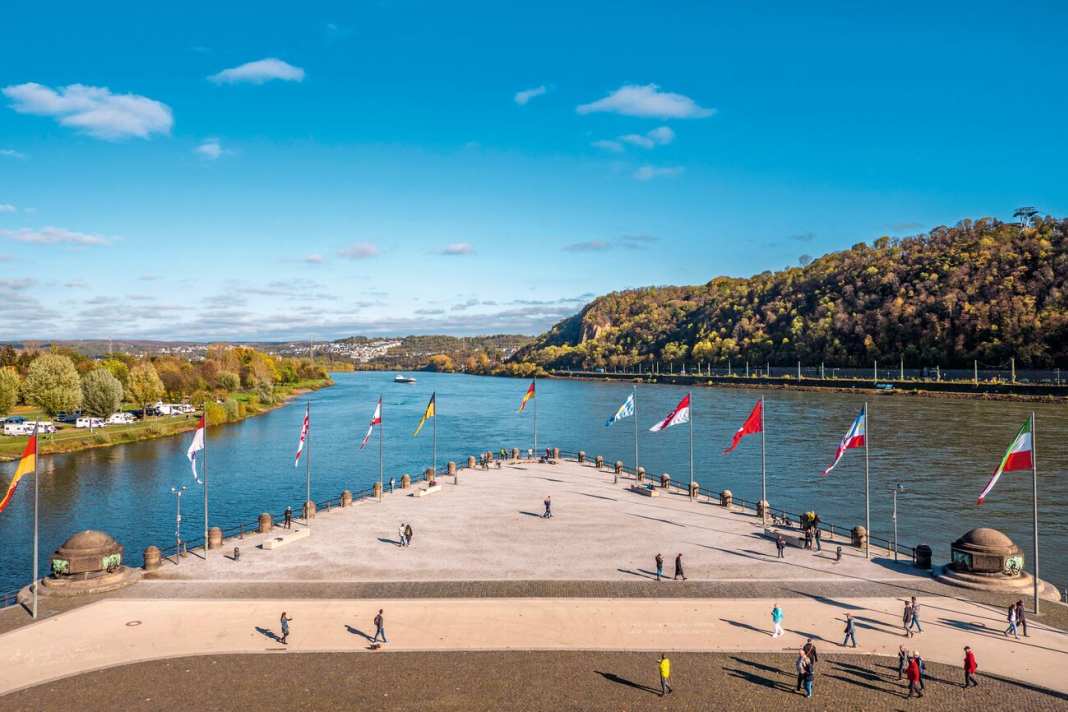 The forecourt of the Deutsches Eck juts out into the two bodies of water