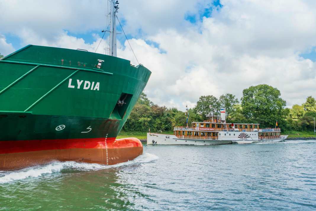 Im Nord-Ostsee-Kanal kommt man den Frachtern und Ausflugsdampfern beeindruckend nahe. Auf sicheren Abstand, auch zum Ufer, muss geachtet werden