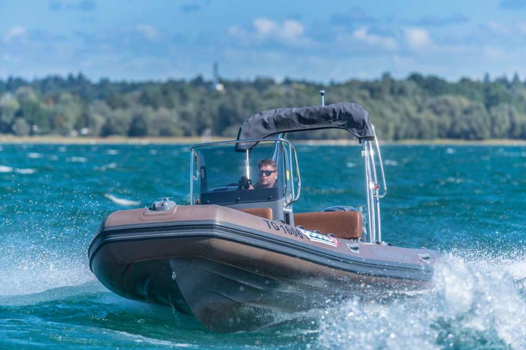 The Capelli hull runs safely and dryly through rough water
