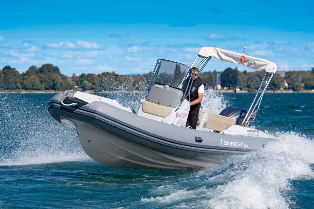 The Capelli also feels very comfortable in rough seas. At speed, the hull dives softly into the waves and conveys safety