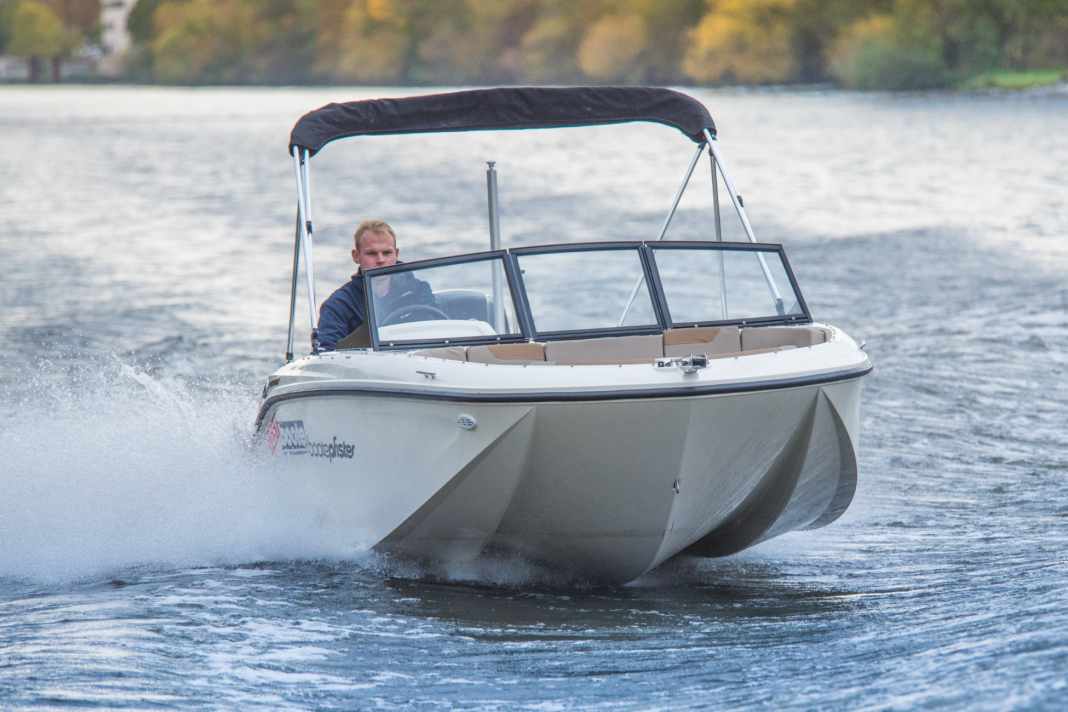 Die Quicksilver 525 aXess in voller Fahrt. Höchstgeschwindigkeit:  27,5 Knoten