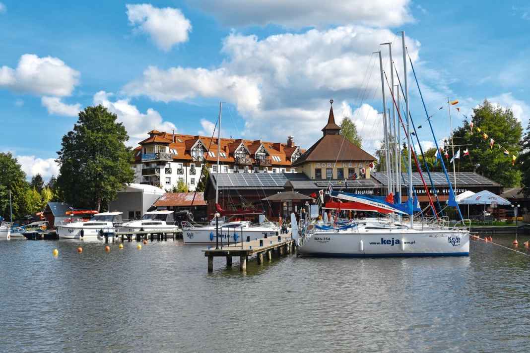 Marina von Węgorzewo am Fluss Węgorapa am Nordende der Seenplatte
