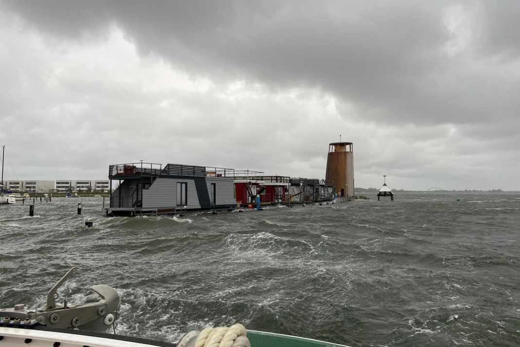 Der hohe Wasserstand schnitt mehrere Hausboote im Hafen Burgtiefe vom Land ab.