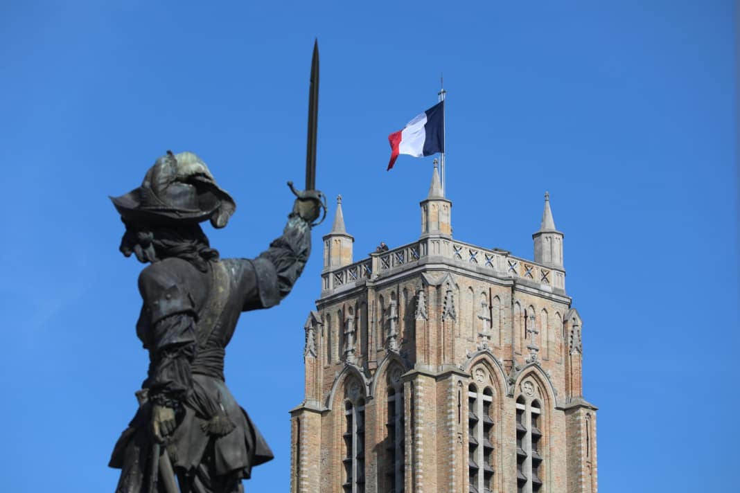 Standbild auf der Place Jean Bart mit dem Turm von Saint-Éloi dahinter