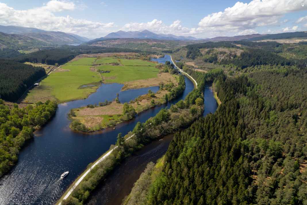 Unser Charterboot nimmt Kurs auf die Schleuse Kytra zwischen Loch Oich und Loch Ness