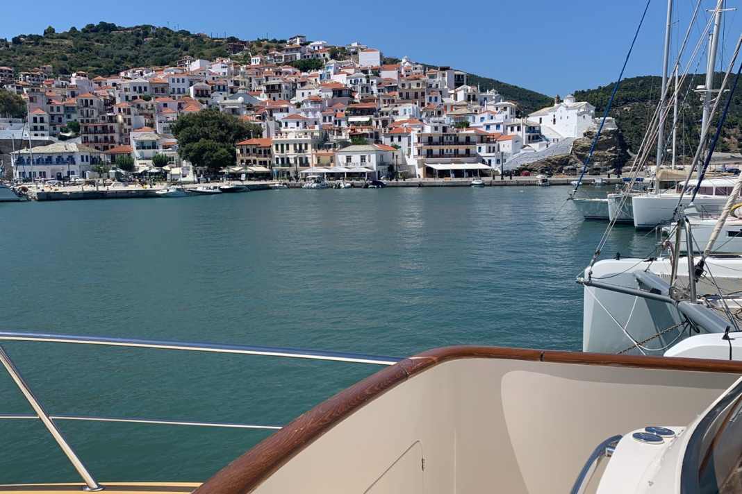 "Azura" im Hafen von Skopelos