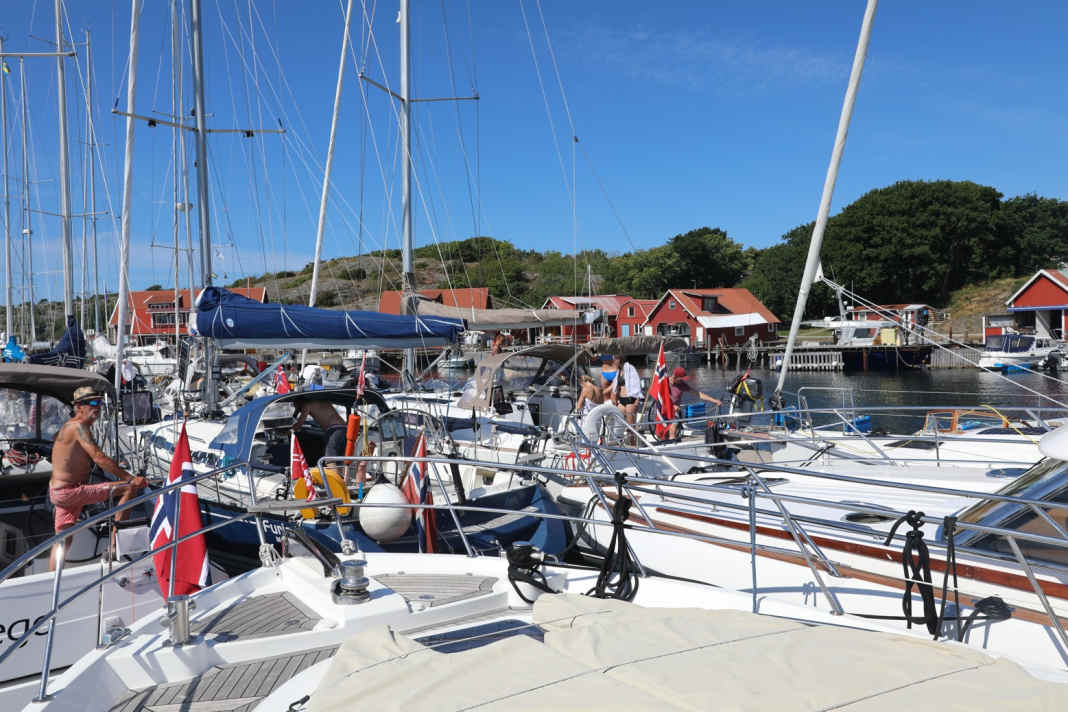Päckchen sind selbstverständlich am Gästesteg von Nordkoster. Einige Crews kommen sogar in kleinen Gruppen mit mehreren Yachten