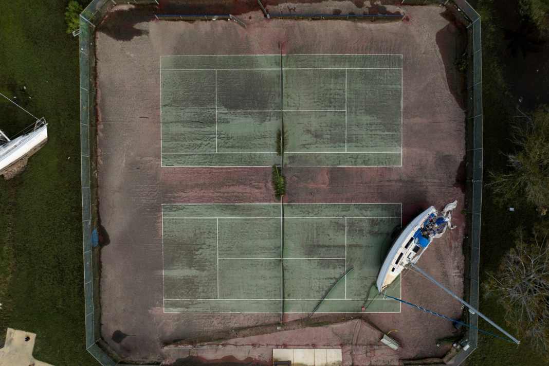 Diese Yachten hat die Sturmflut auf einem Tennisplatz nahe des Ufers abgesetzt.