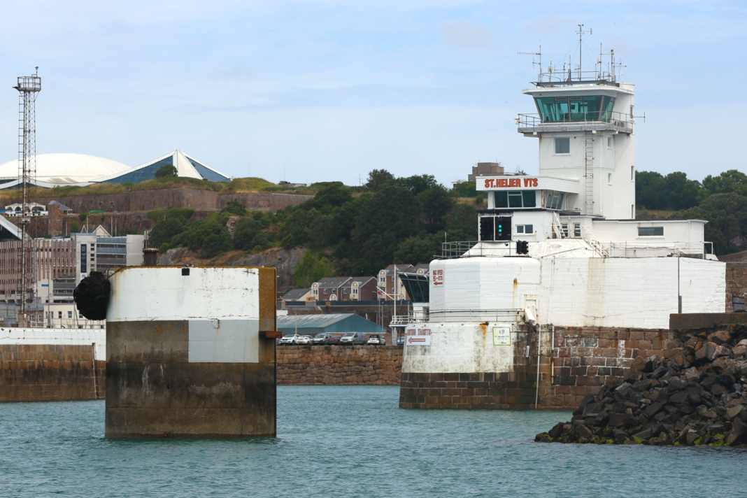 Entrée du port de Saint Helier avec la tour de contrôle.