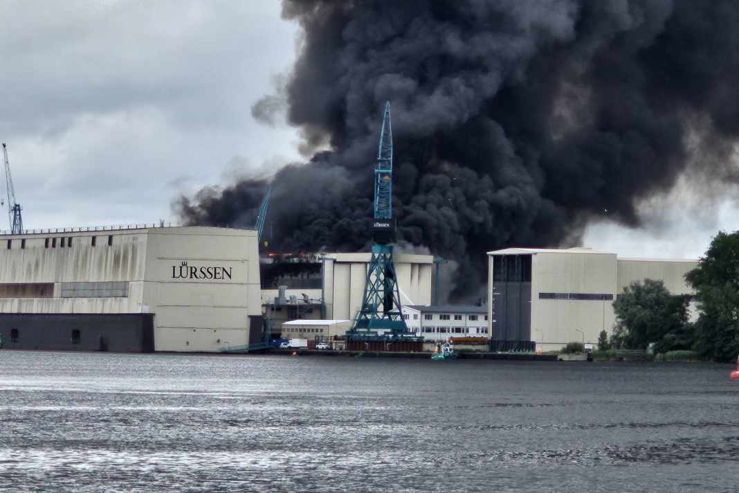 The Lürssen shipyard in flames: Numerous emergency services were deployed to fight the fire