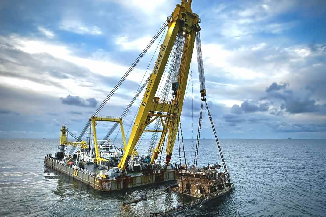 L'une des plus grandes grues flottantes d'Europe en action dans la baie allemande : La première section du Verity coulé est remontée d'une profondeur d'environ 40 mètres.
