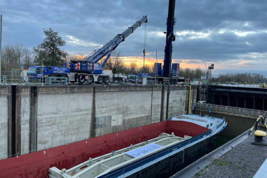 Das neue Schleusentor wurde per Schiff angeliefert