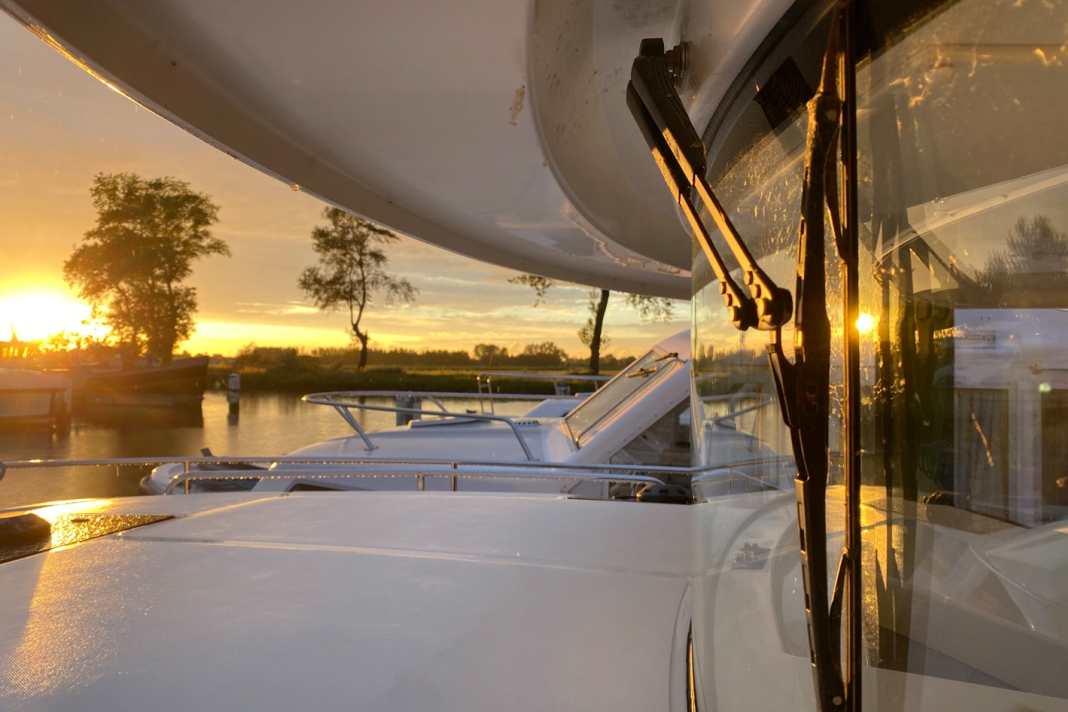 Goldener Abend: Unsere Horizon ist nach dem Törn ­zurück an ihrem Liegeplatz der Charterbasis von Le Boat in der Westhoek Marina von Nieuwpoort.