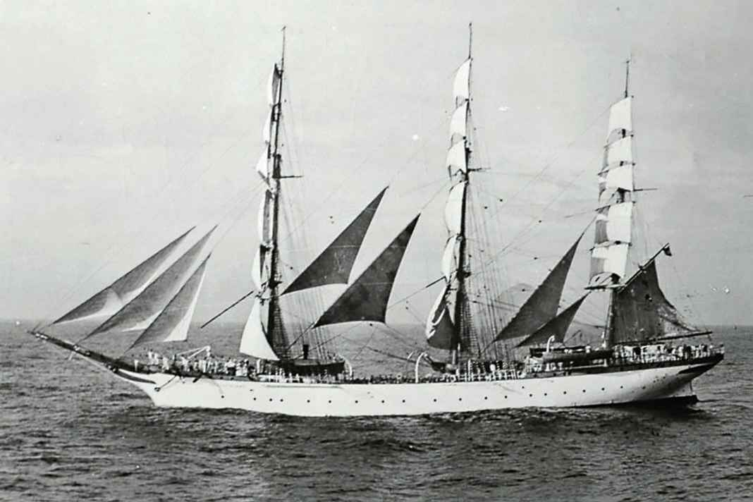 Das Vollschiff unter Vollzeug: Bei schwachem Wind hat die „Schulschiff Deutschland“ auf einer Ausbildungsreise alle ihre 25 Segel gesetzt.