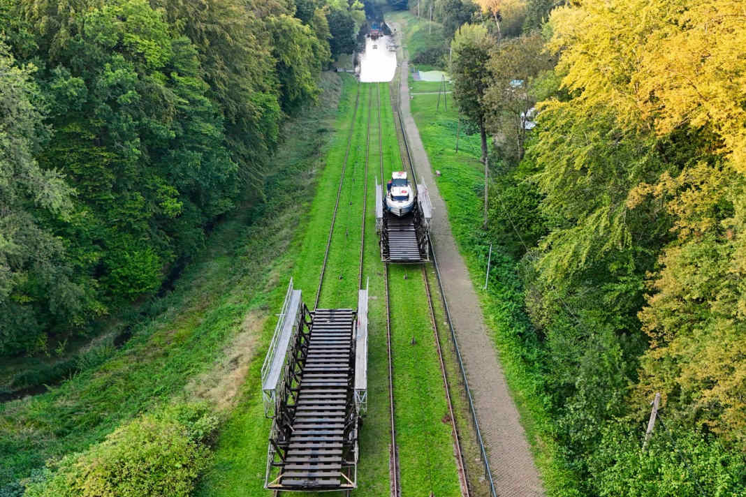 The canal overcomes the 100 metre difference in altitude between the Baltic Sea coast and the uplands via five rolling hills. Here is our charter boat on its way up. | Gerald Penzl