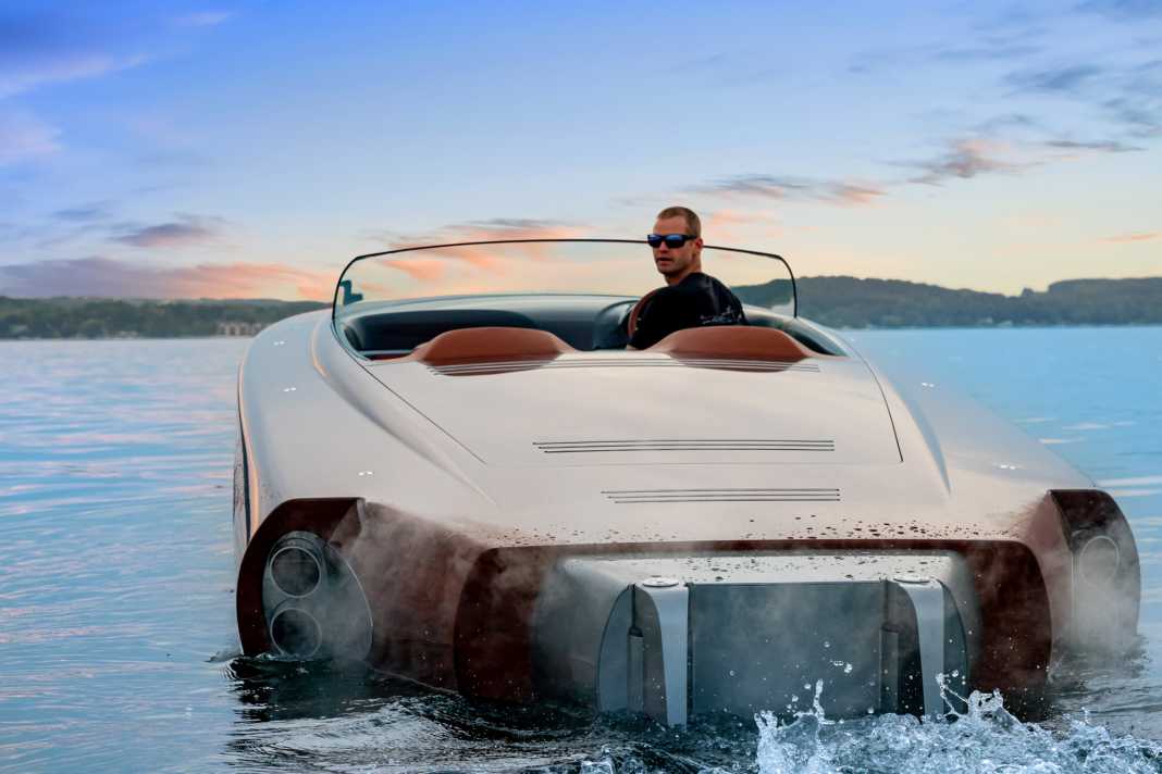 Vroom, Vroom! Werftchef Ben Van Dam erfreut sich am Klang der V8-Triebwerke von „Victoria Z“.