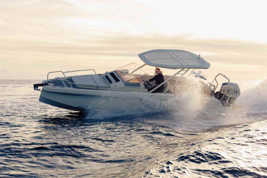 The Axopar hull reliably repels splash water to the side