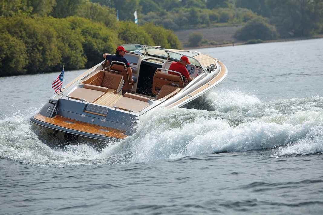 Drive down and off you go: Without hooking or rocking, the Chris Craft turns tightly and accelerates again immediately after steering straight ahead