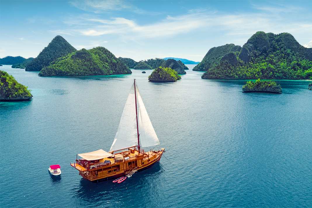 "Sequoia": Six guests explore the Indonesian island worlds on the 26-metre Pisini, PADI dive centre and wine cellar included.