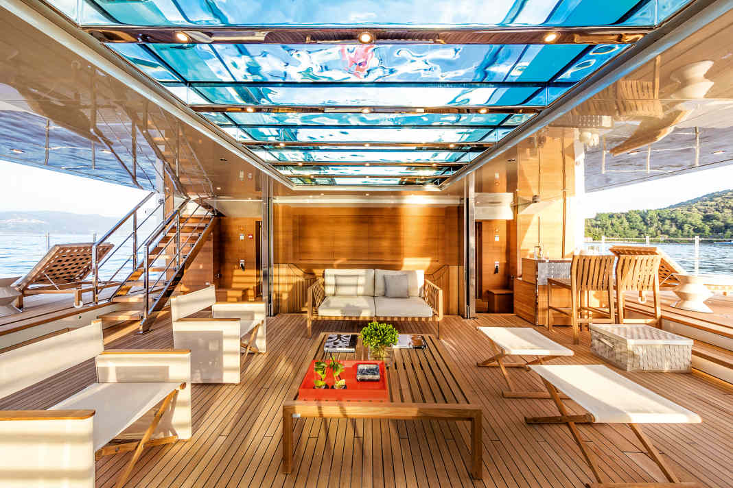 Spectacular: the sun shines into the beach club through the glass floor of the pool. Three flaps ensure the supply of fresh air