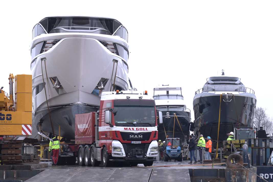 Imposante Einblicke: Acht Motoryachten reisen mit dem Ponton an...
