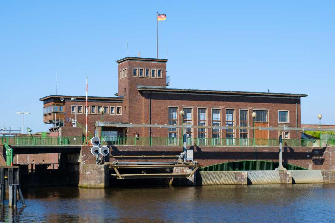 Nahaufnahme der Schleuse in Harlesiel