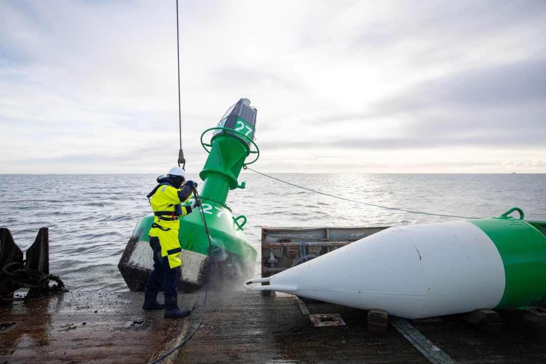 Off to the winter break: A large fairway buoy from the summer buoyage is cleaned on a buoy layer before being taken on board. To the right, the winter buoy is ready.