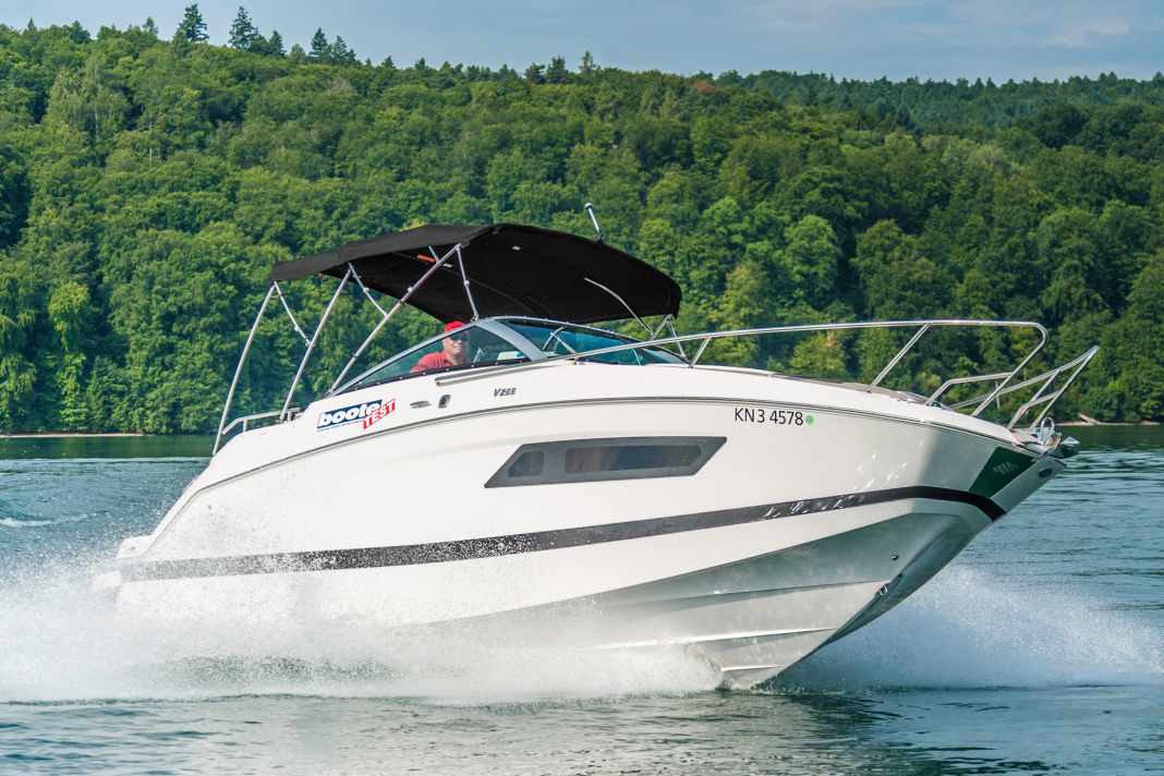 Mit 25 Knoten gleitet die Four Winns V 255 am wirtschaftlichsten