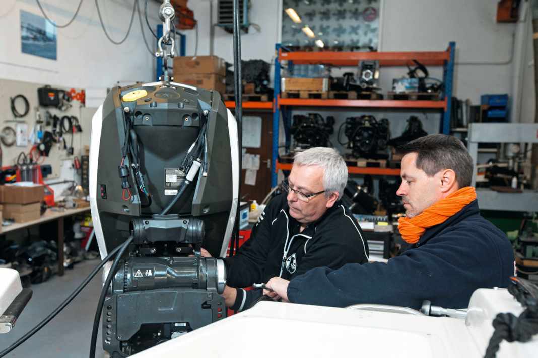 EVINRUDE – Genauigkeit Jedes Team montiert mit Akribie seinen Motor ans Boot und stimmt diesen bei Probefahrten sehr sorgfältig ab. Soll- und Istwerte werden am Schluss miteinander verglichen