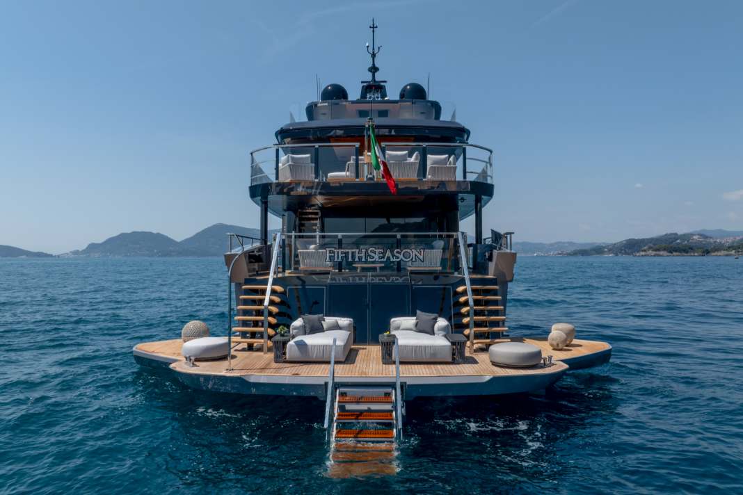Klappbare Schanzkleider erweitern den Beachclub der Mangusta Oceano 39.