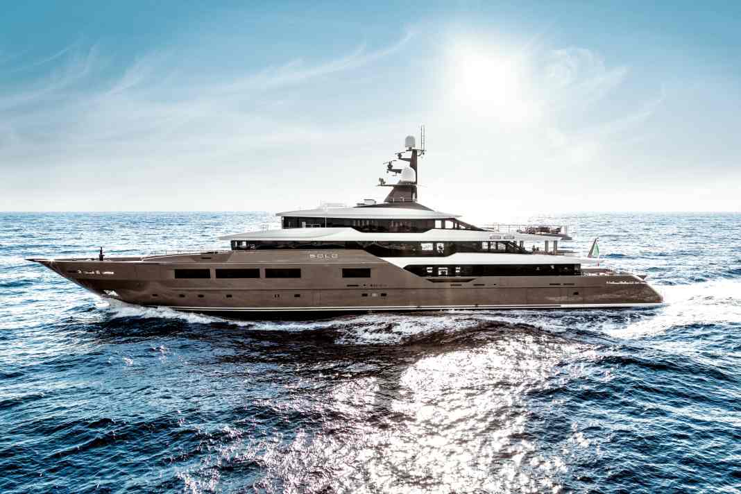 Bella Macchina! Francesco Paszkowski schuf die kantigen „Solo“-Linien, der Eigner entschied sich für eine Rumpflackierung, die sich farblich deutlich vom weiß-blauen Einerlei in den Großyachtmarinas abhebt
