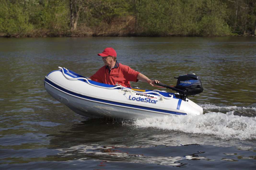 We tested the 2.5 hp outboards on a 2.30 m long inflatable boat from Lodestar.