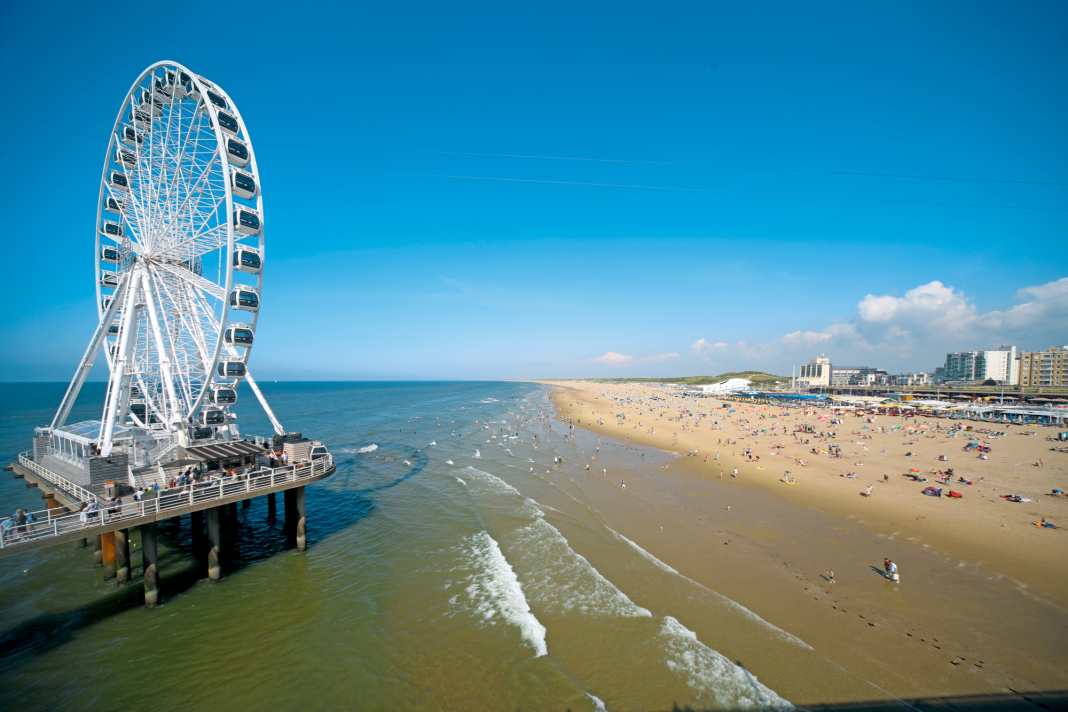 Freie Sicht über die Nordsee und den Strand von Scheveningen bietet das fünfzig Meter hohe Riesenrad Skyview de Pier an seinem einmaligen Standort auf der Seebrücke