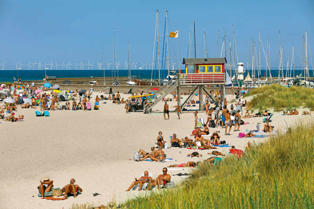 Der herrlich gelegene Hafen von Skanör auf Falsterbo: Nördlich der Halbinsel beginnt der Öresund mit dem Windpark Lillgrund und der großen Brücke nach Dänemark