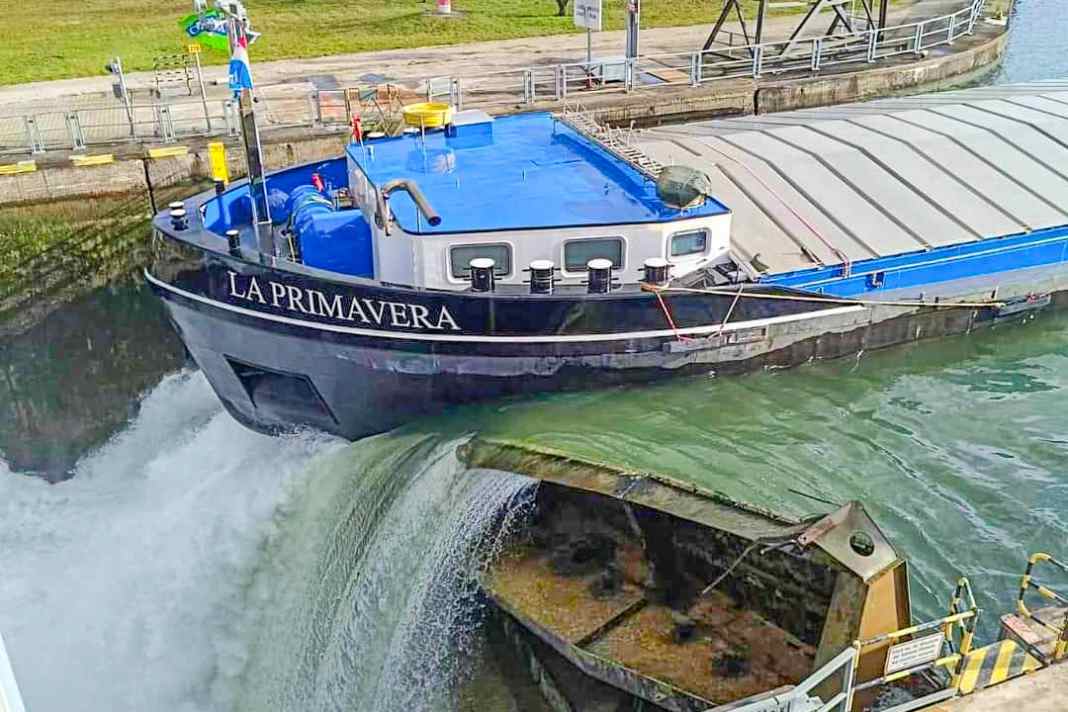 Eine betrunkene Steuerfrau krachte mit dem Güterschiff “La Primavera” in ein Schleusentor auf dem Rhein