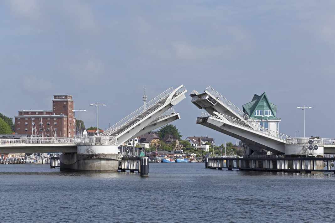 Die Klappbrücke in Kappeln öffnet immer 20 Minuten vor der vollen Stunde für jeweils 15 Minuten.