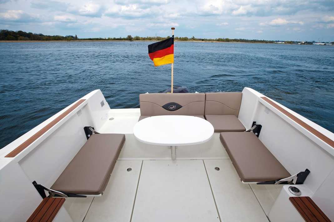 Pegazus 560 Top Fisher: Cockpit mit Klappbänken