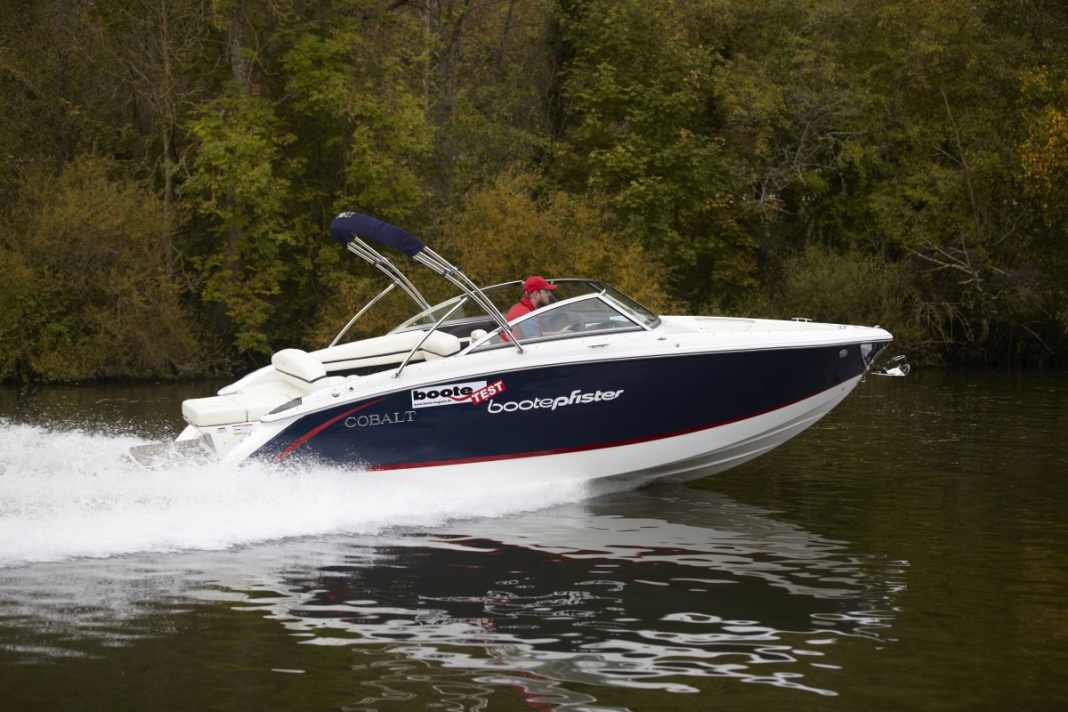 The Mercury 350 MAG takes the Cobalt to 43 knots. The hull handles course changes and tacking well.