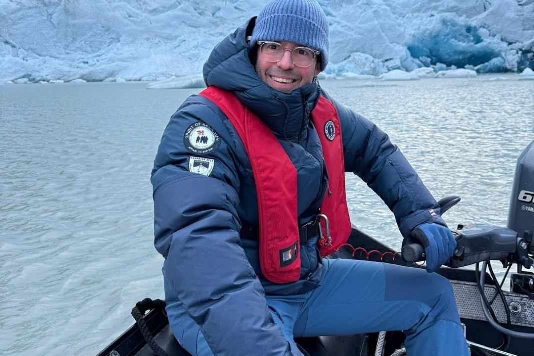 Glücklich in Grönland: Anfang 2025 brach der Schweizer Longevity-Investor Dr. Tobias Reichmuth zu den Blue Zones dieser Erde auf. Als Mutterschiff dient ...