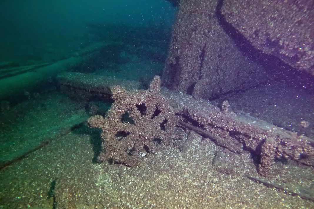 Steuerrad der "F. J. King" nach 139 Jahren auf dem Grund des Lake Michigan.