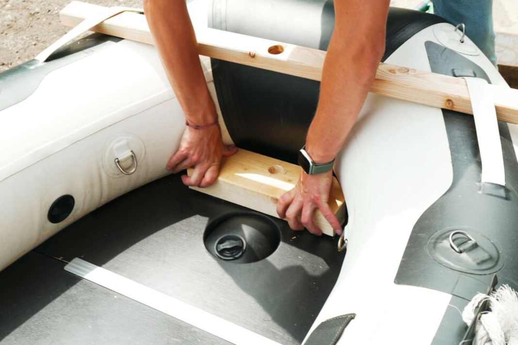 The mast base consists of a square timber with a blind hole and is approximately as wide as the floor between the tubes. It is attached with Velcro tape