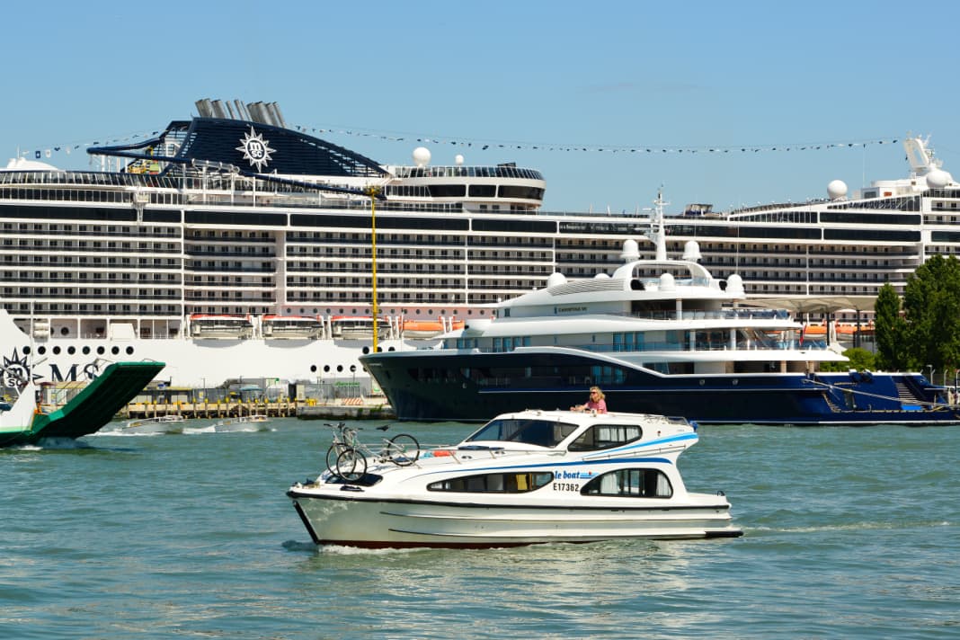 Steinerne Pracht, ruhige Natur: mit dem Charterboot unterwegs in der Lagune von Venedig