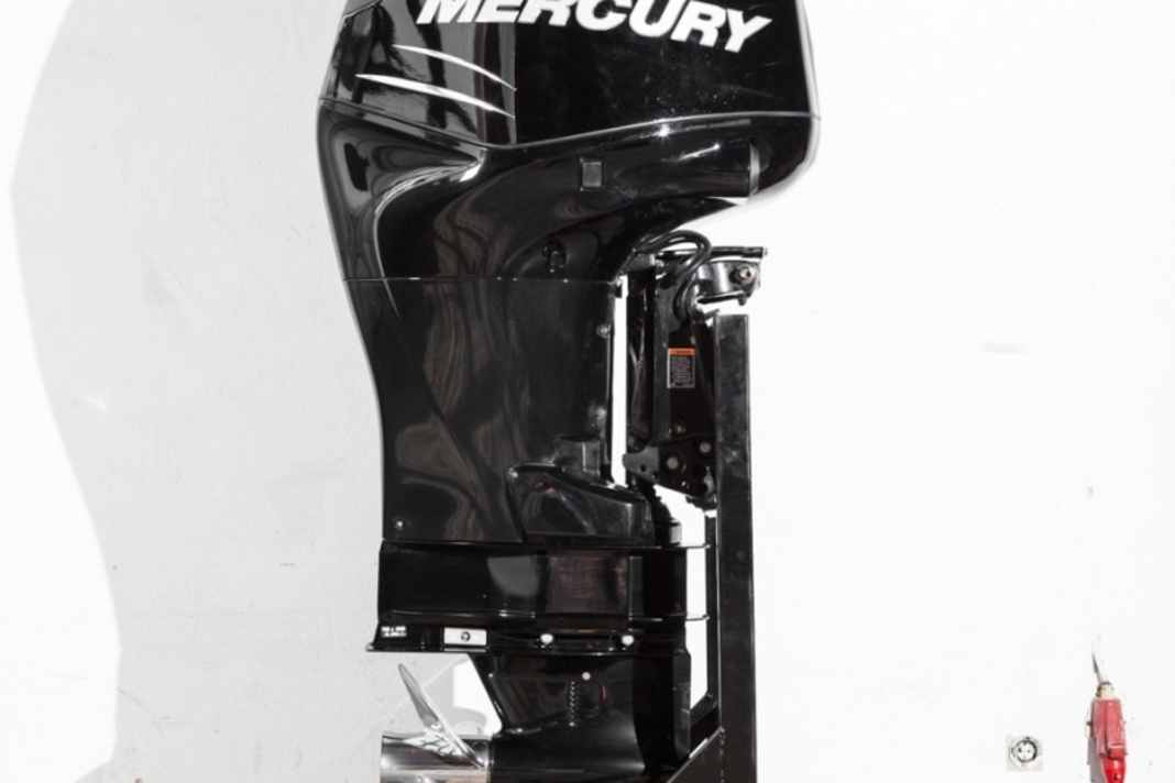 Outboard motor test This year we took a close look at the 200 hp class. This includes engines with small and large displacements, supercharged engines and a two-stroke engine.