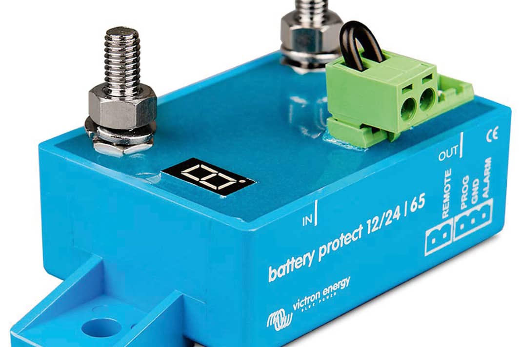 Das kleine Modul Battery Protect von Victron (ca. 62 Euro) kann per Bluetooth programmiert werden und trennt weniger wichtige Verbraucher rechtzeitig von der Batterie, bevor sie zu tief entladen ist