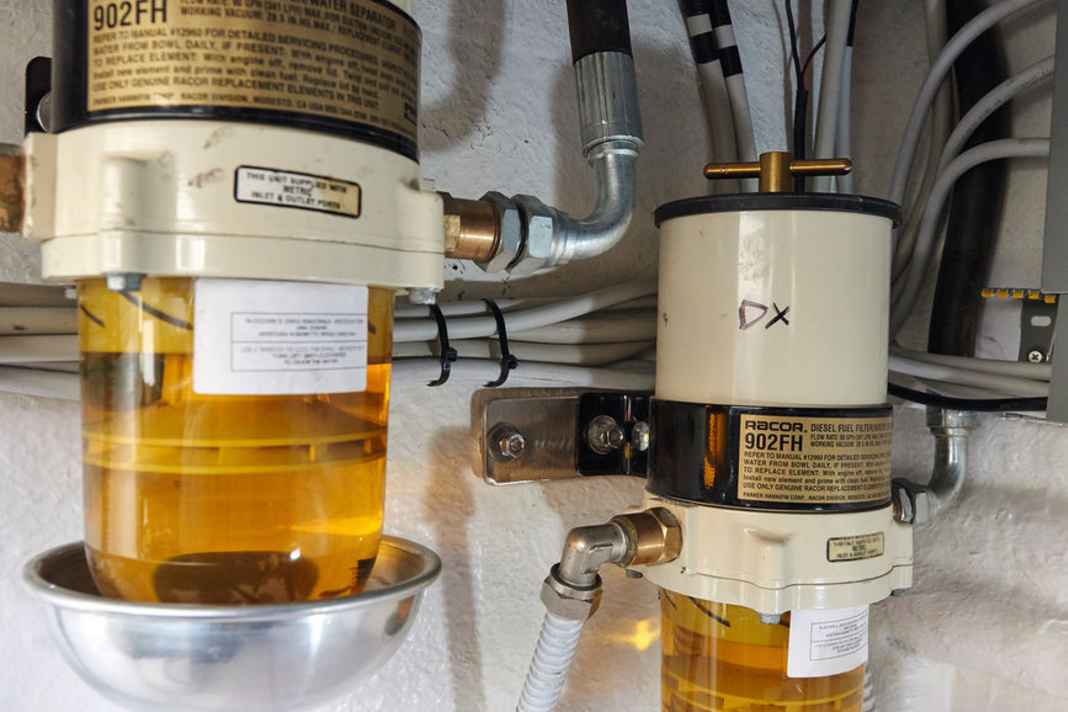 VGT500 The three Swedish diesel engines have sufficient space in the engine compartment of the 1501. A large external filter with water separator and sight glass ensures clean fuel for each engine. The two oil filters are easily accessible in front of the belt drive