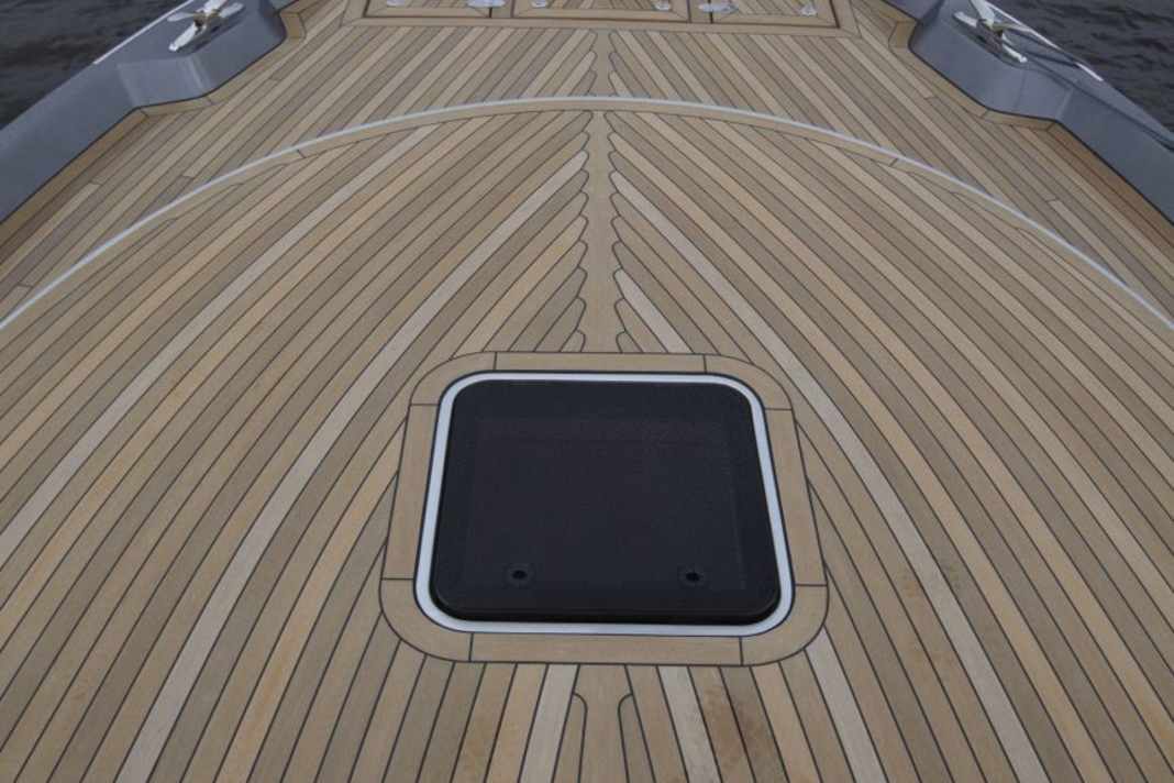 Experience 50 Hybrid: Foredeck