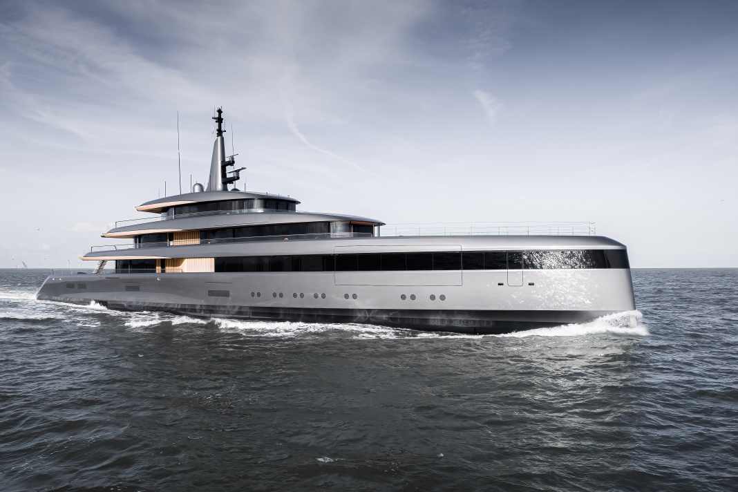 During test runs with HVO biofuel, CO2 emissions were reduced by 90 per cent. Purely electrically, 10 knots are possible.