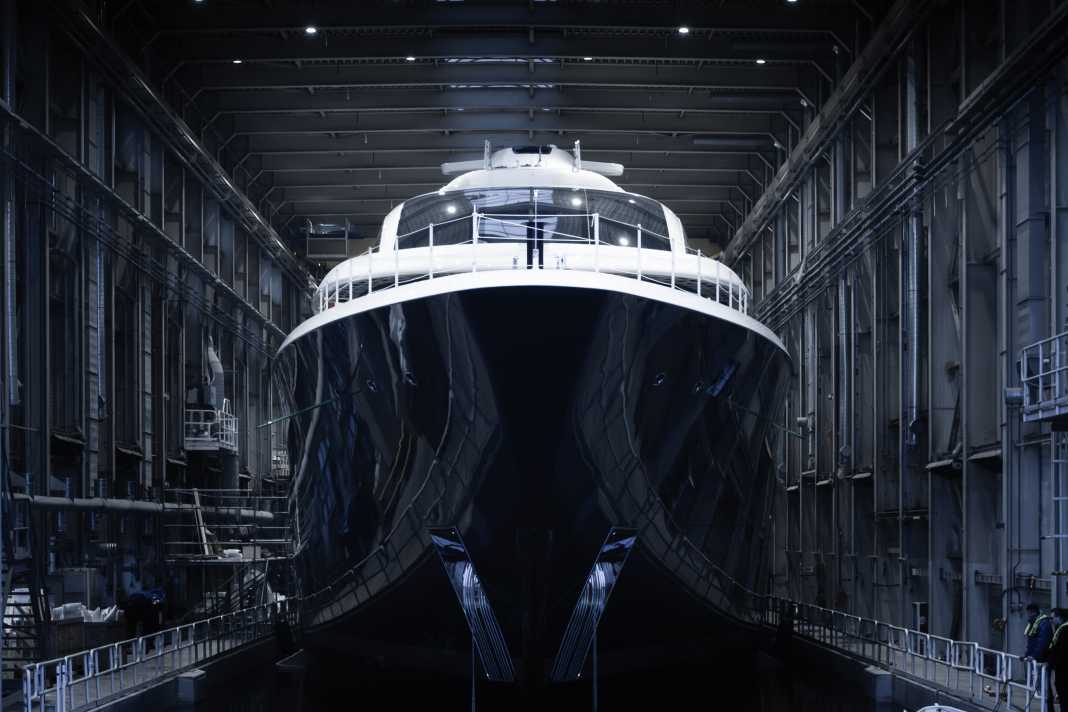 Feadship 714: Die größten Glasflächen ziert das oberste Deck.